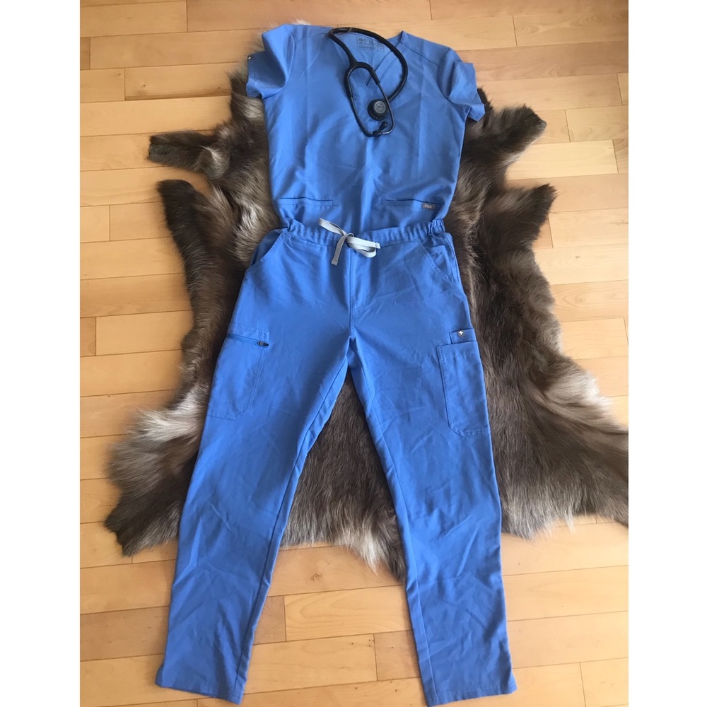 FIGS scrub top and bottom set (NWOT)